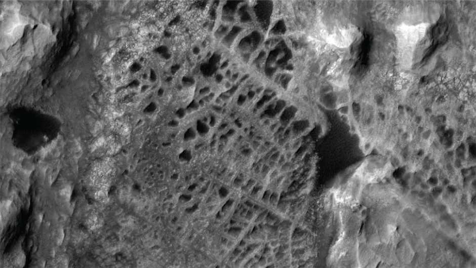Марсоход Curiosity обнаружил загадочные «паутинные» структуры на Марсе
