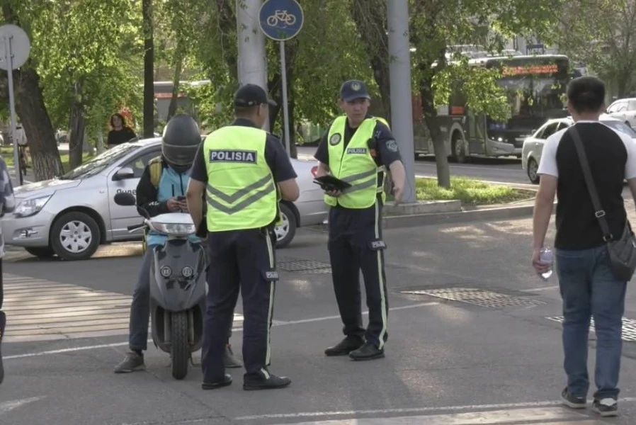 Полиция Алматы выступила с обращением к мопедистам