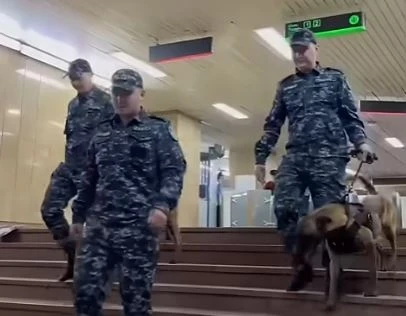 Алматинское метро теперь патрулируют полицейские со служебными собаками