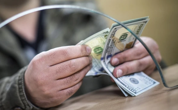 Объем «чистых» продаж долларов США в Казахстане упал до четырехлетнего минимума